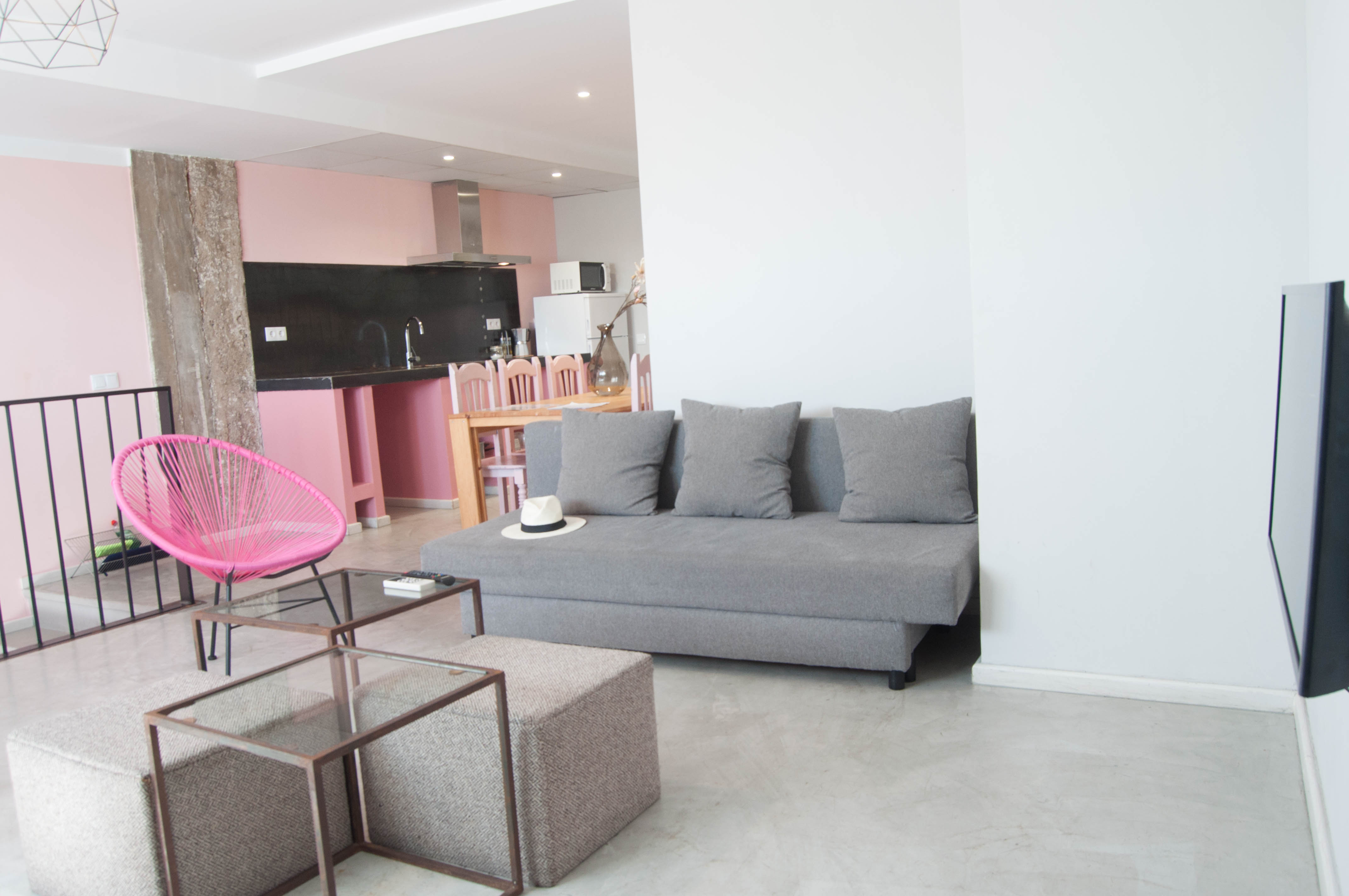 Cocina de estilo industrial con encimera de hormigón en Caleros 13.