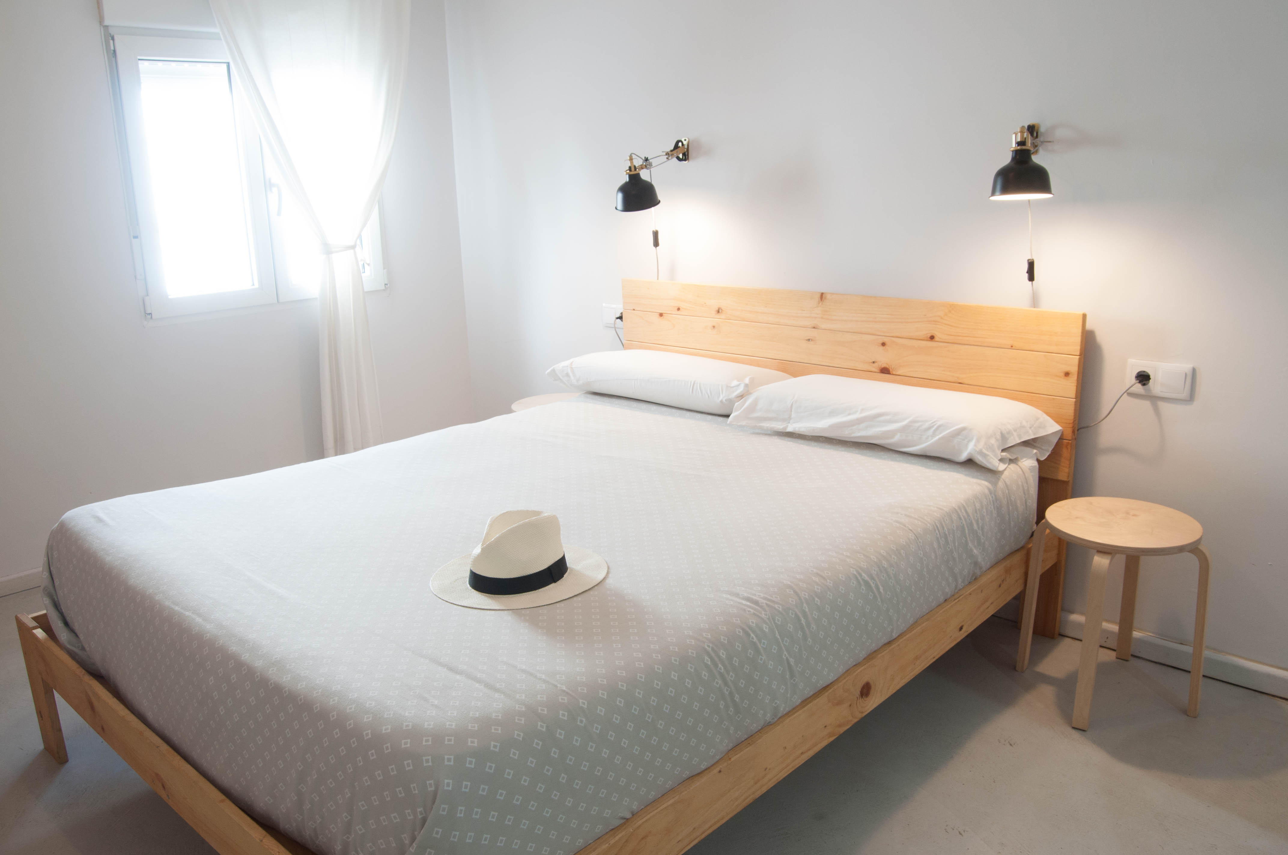 Detalle arquitectónico que combina madera y hormigón bruto.