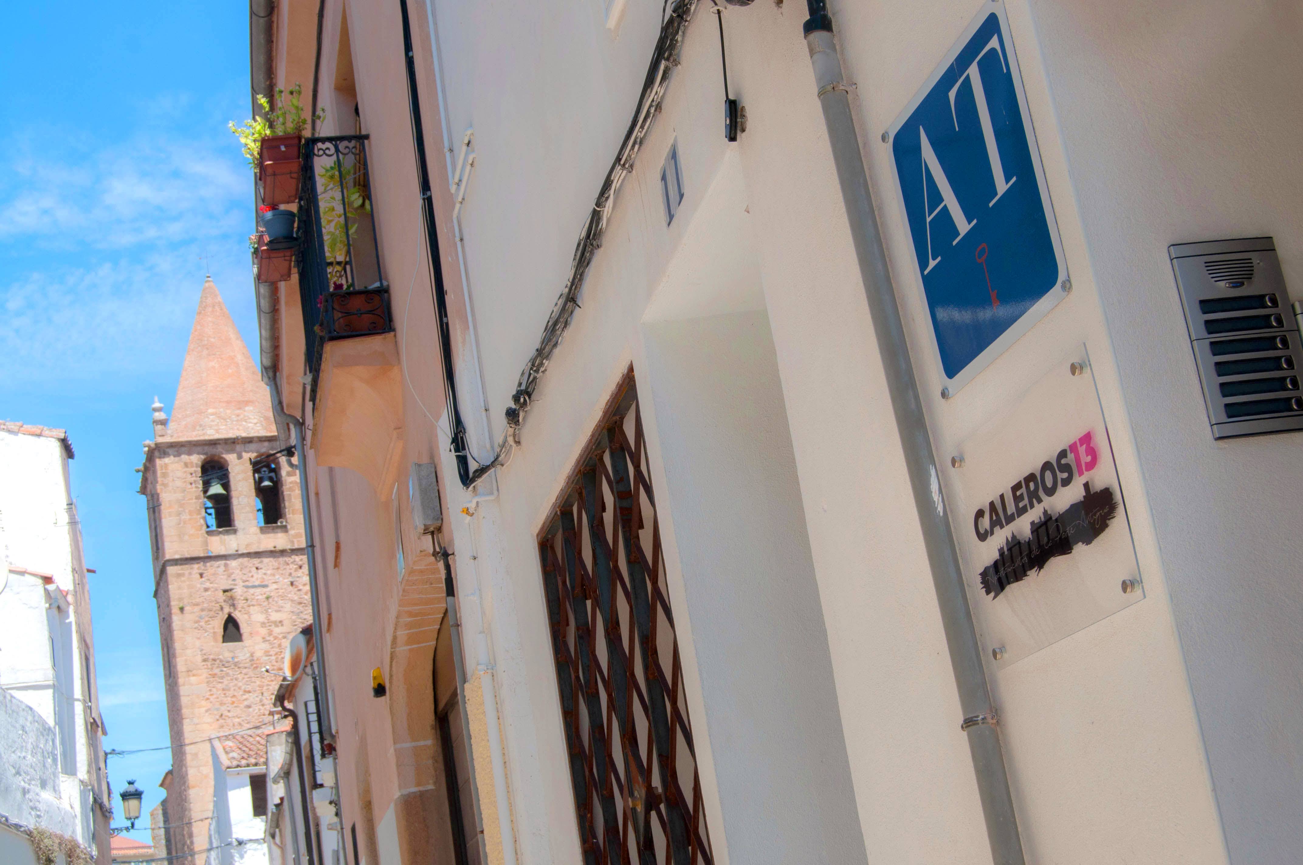 Zona de literas en un apartamento dúplex, ideal para familias.