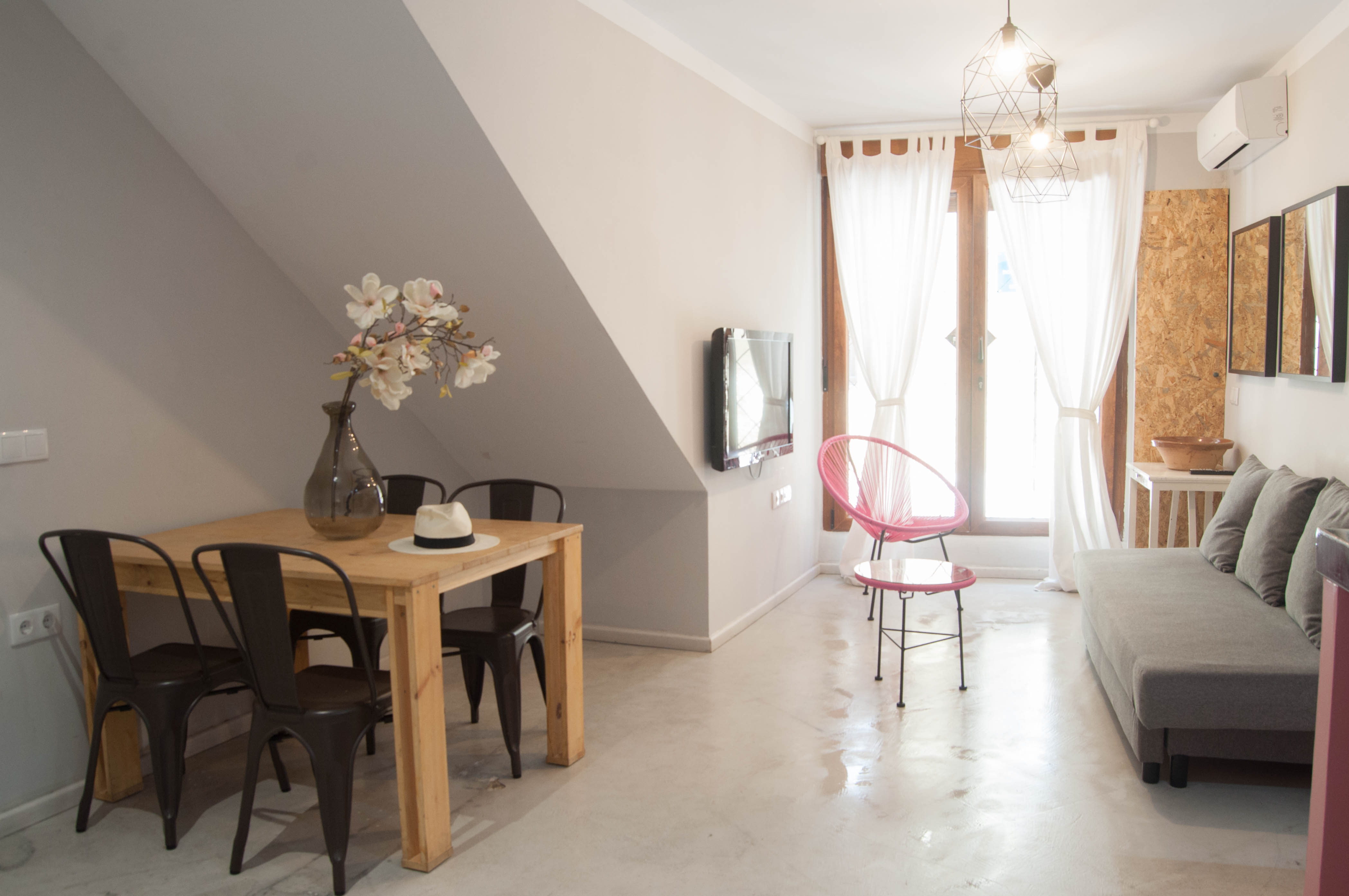 Baño moderno y funcional con plato de ducha.