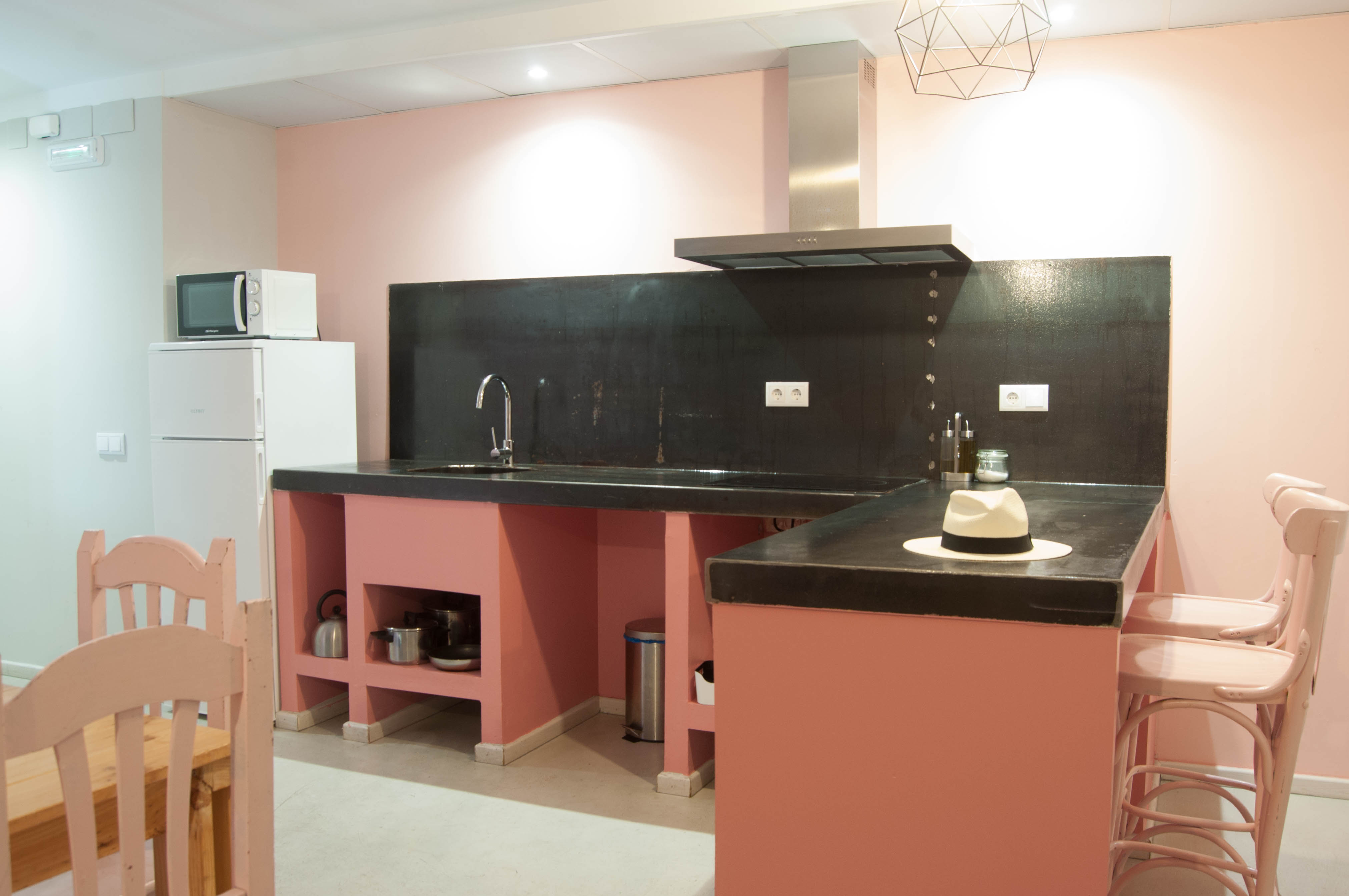 Espacio diáfano del estudio que integra salón y dormitorio.