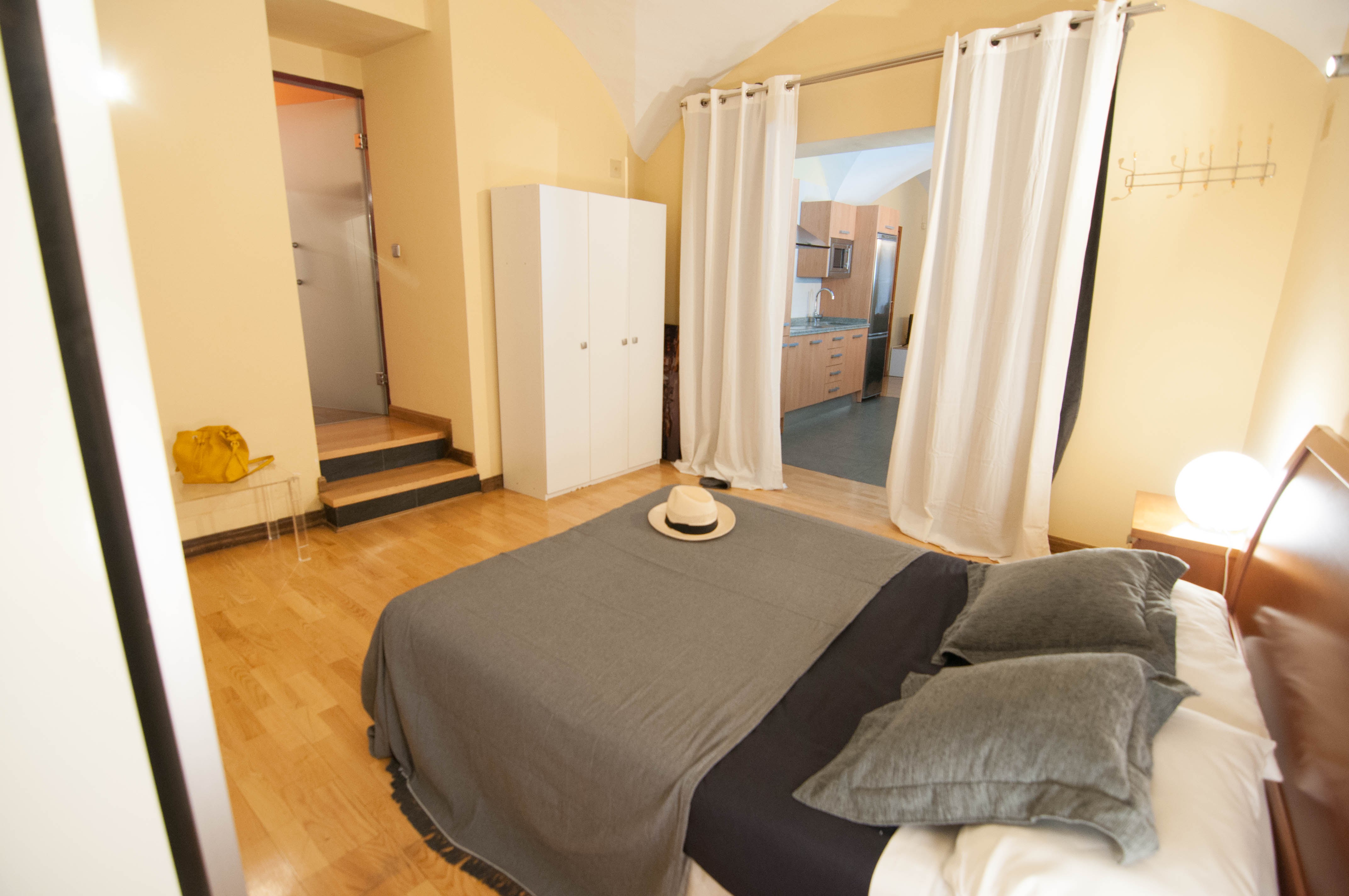 Baño premium espacioso con bañera exenta.