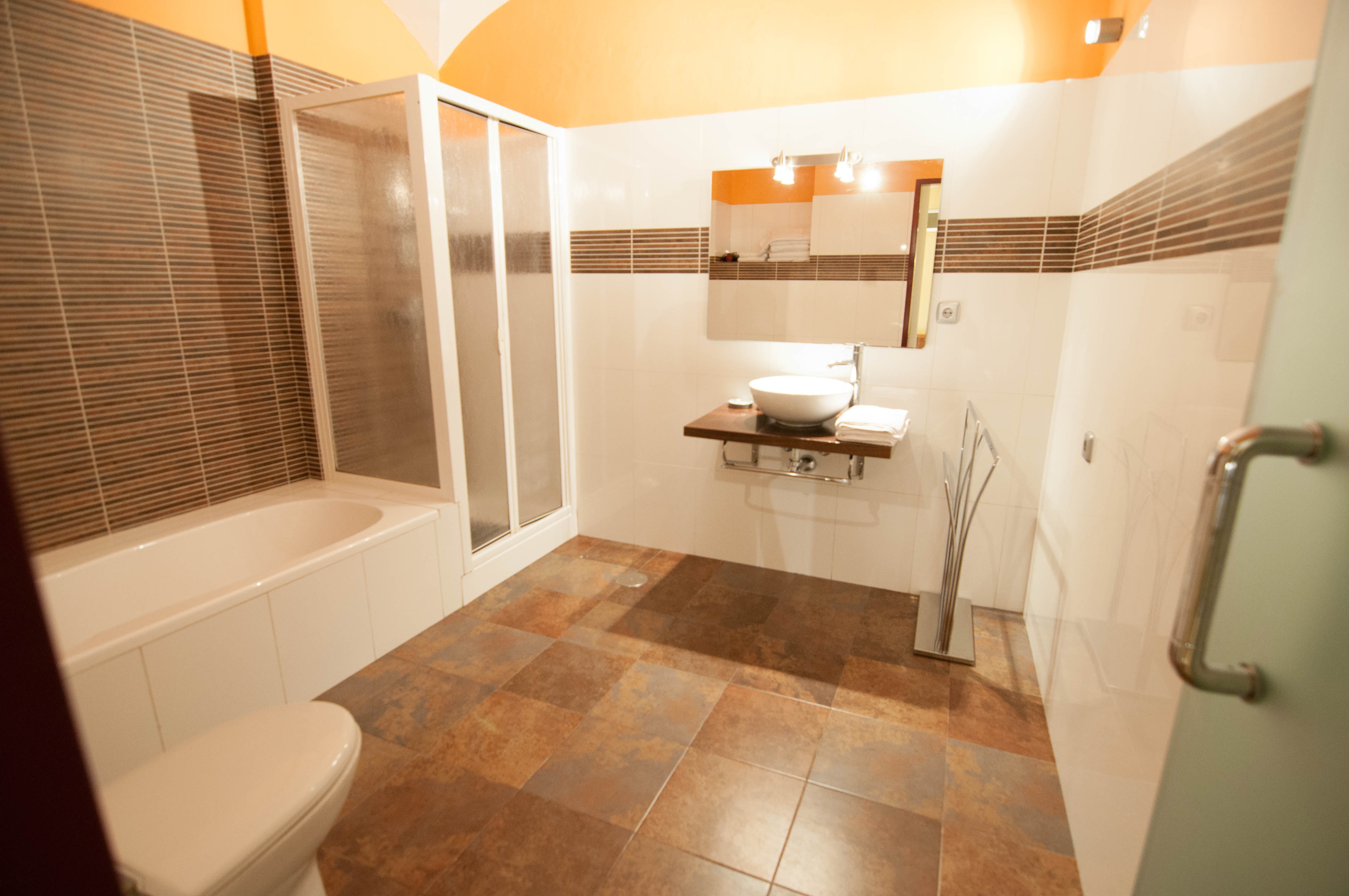 Zona de comedor del amplio estudio, ideal para cuatro personas.