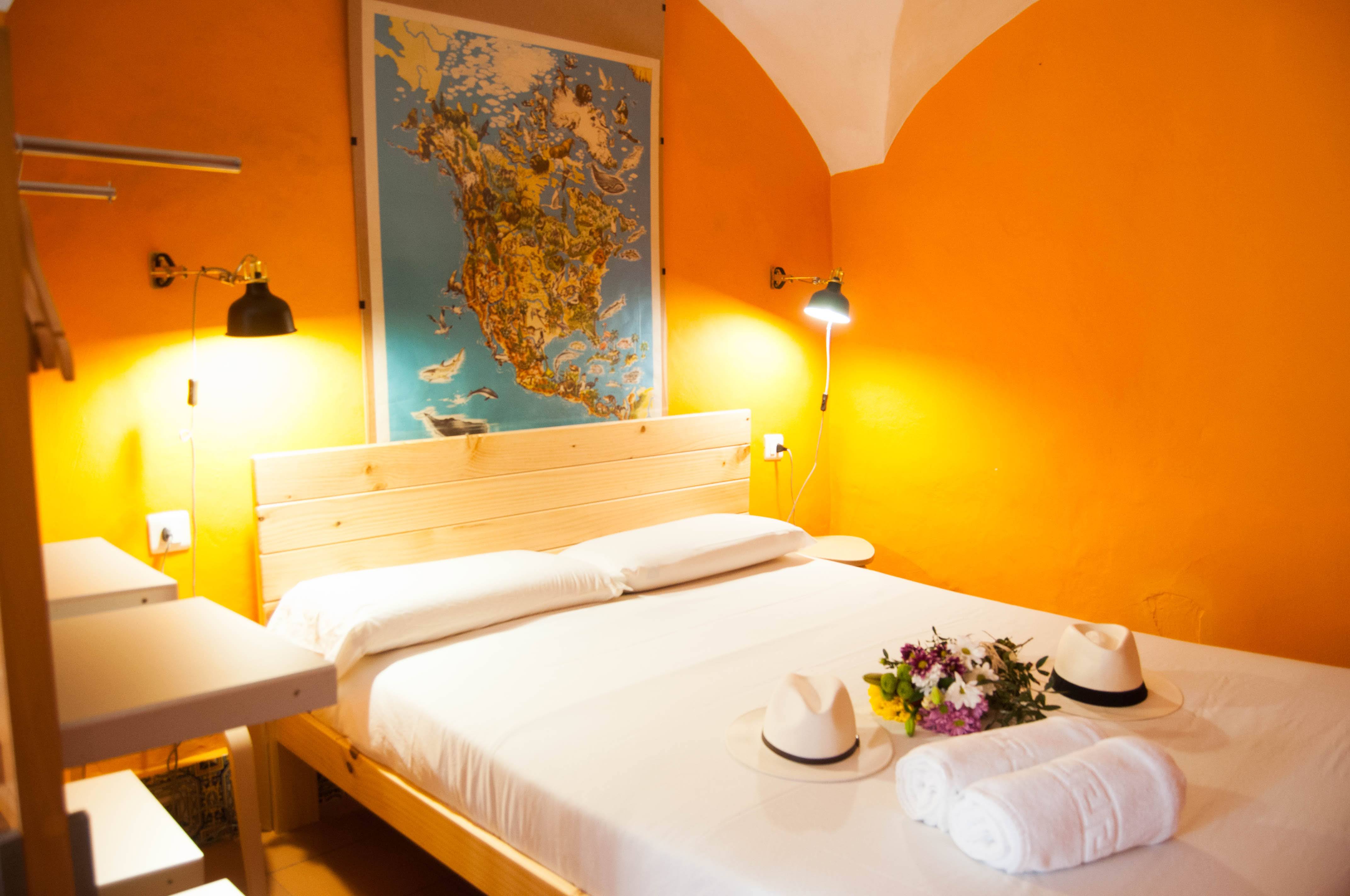 Estudio con característica bóveda árabe y paredes de piedra.