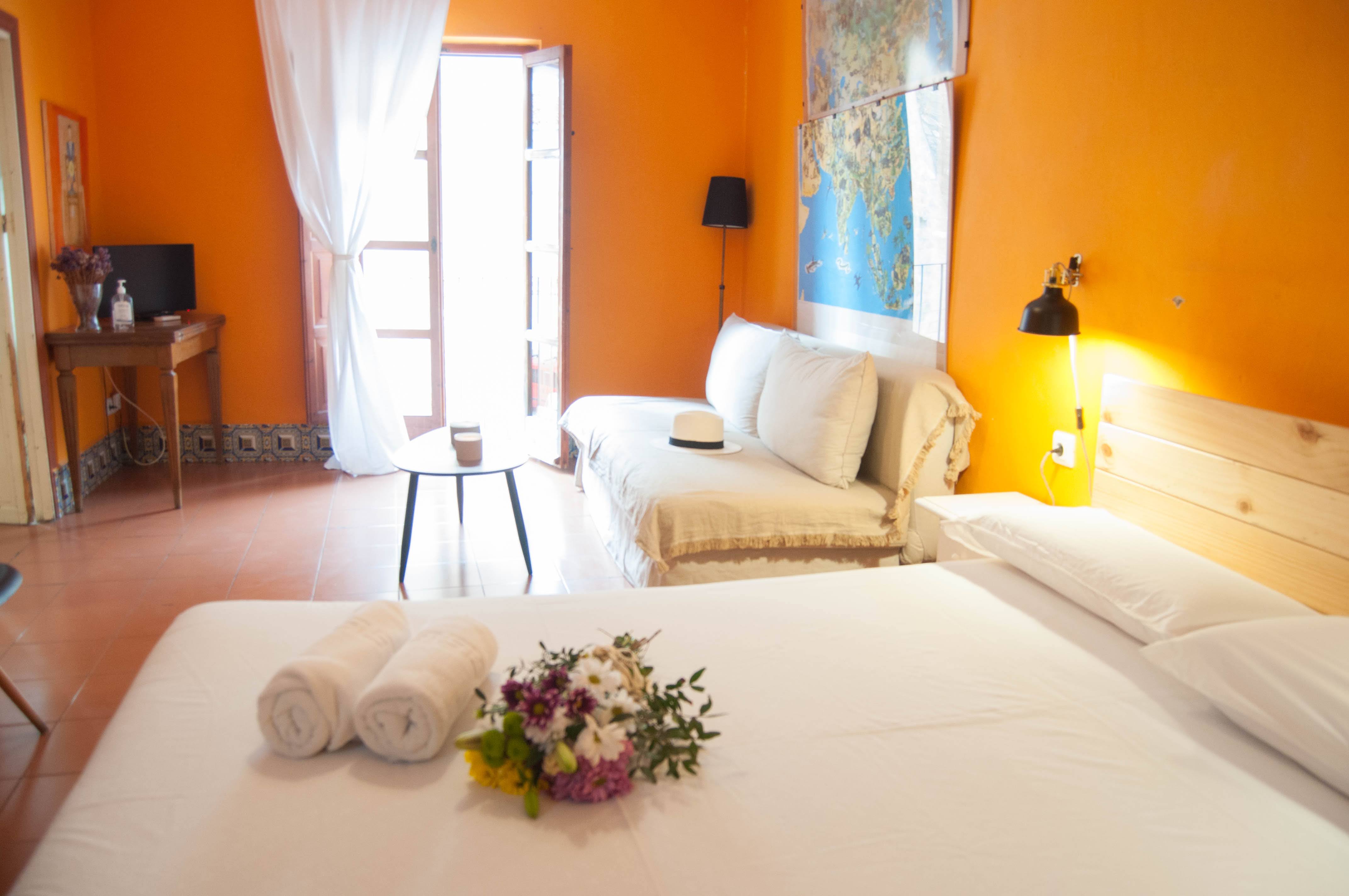 Zona de estar con sofá cama y decoración vintage-chic en Plaza de Santiago.