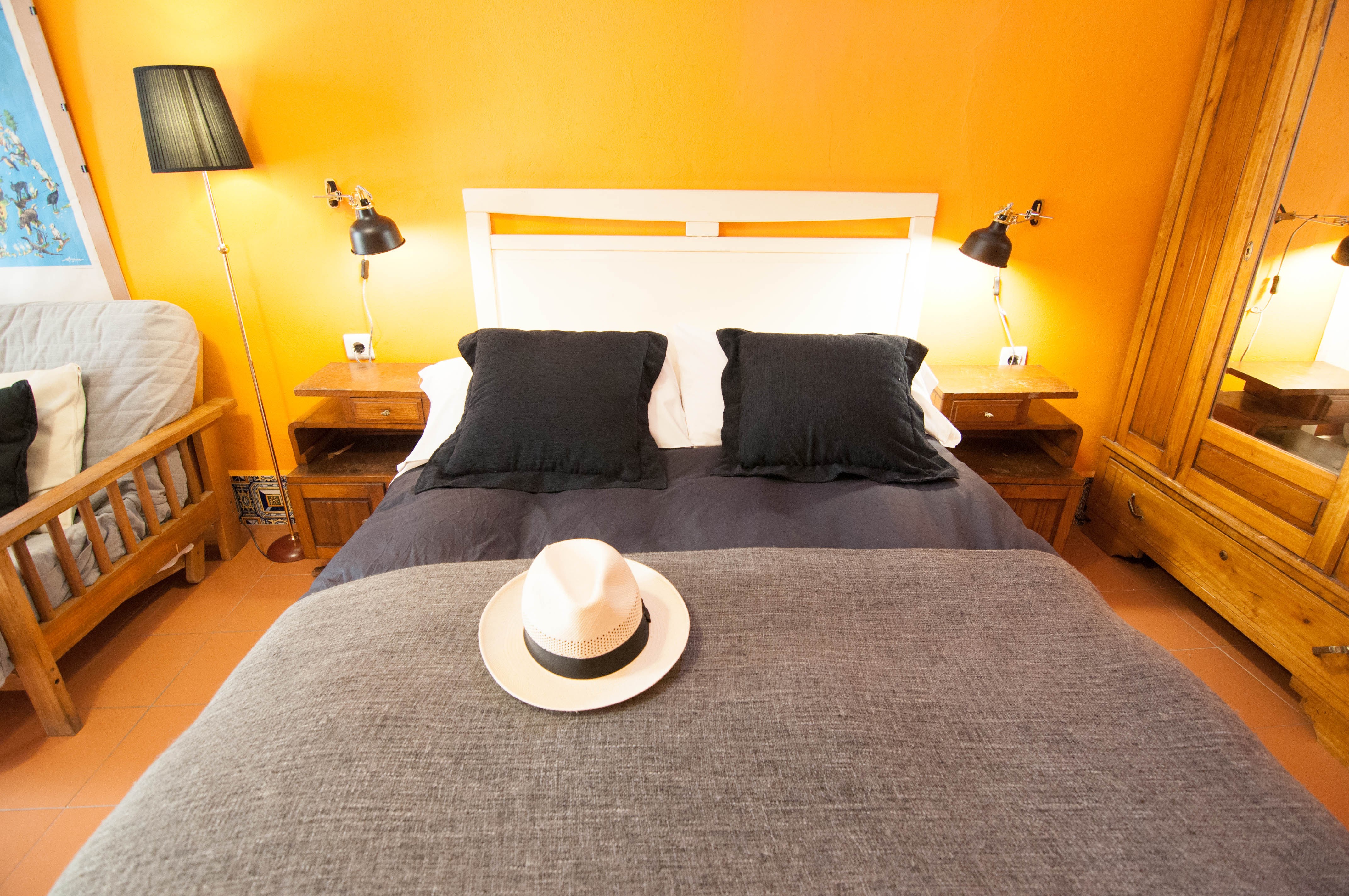 Cama de 150 en un acogedor rincón del estudio.