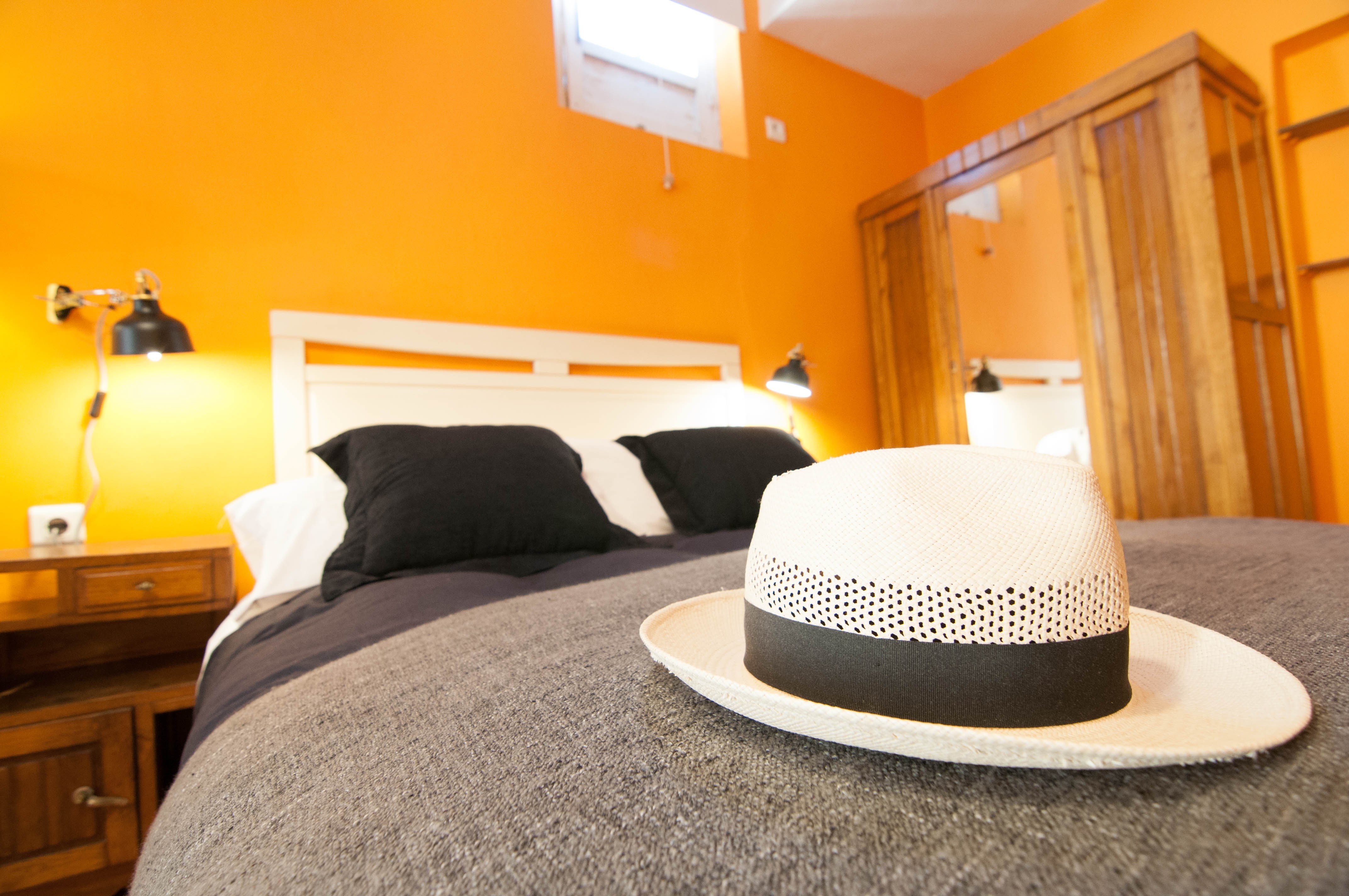 Cocina pequeña pero equipada, integrada en el estudio.