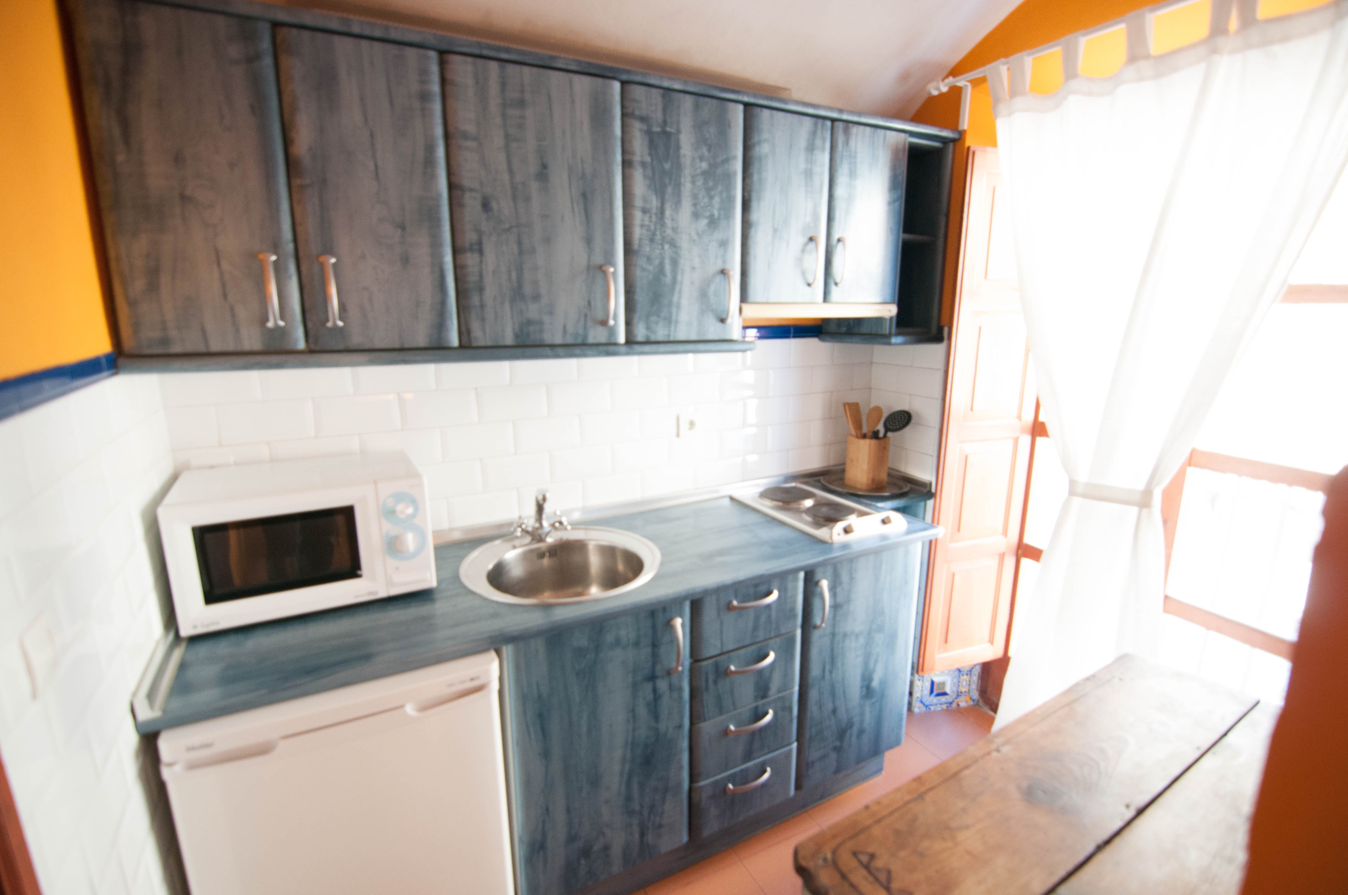 Ambiente luminoso y confortable del estudio en Plaza de Santiago.